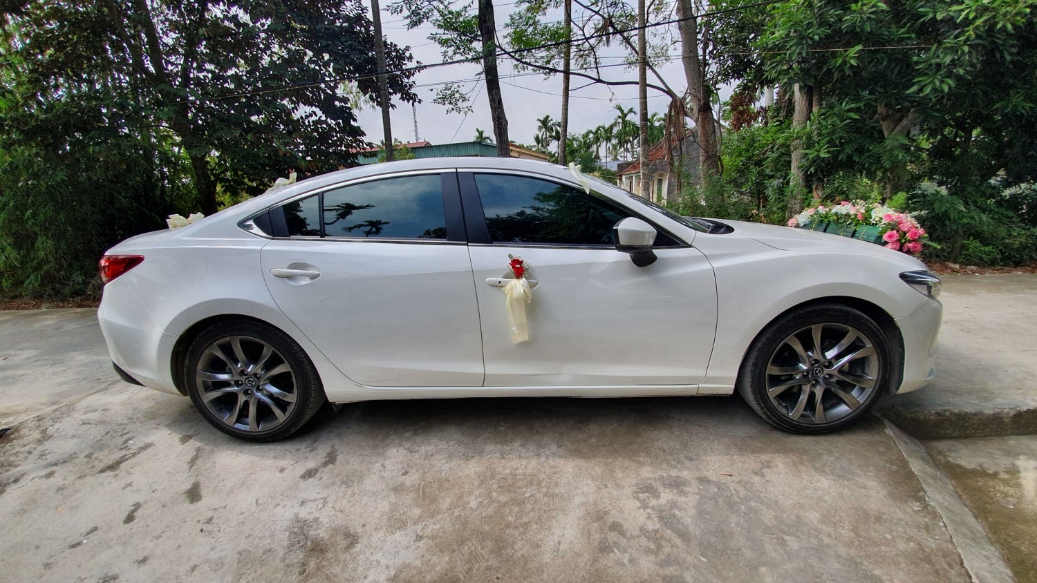 Cho thuê xe cưới Mazda 6